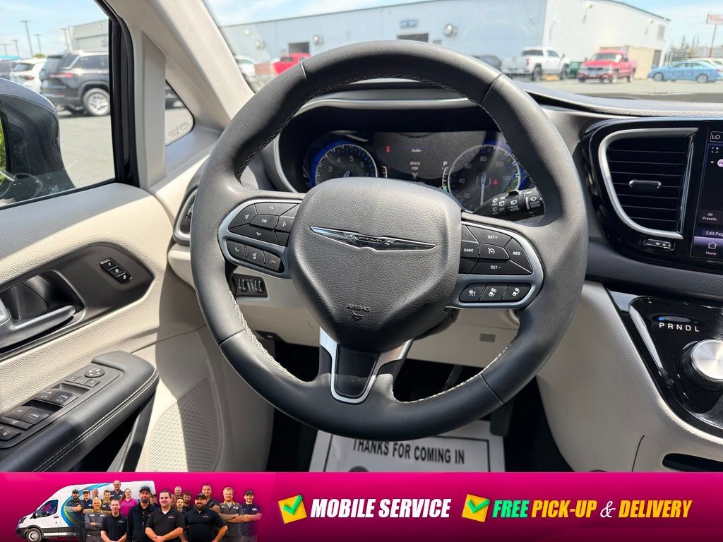 Used 2024 Chrysler Pacifica Touring-L FWD image 15