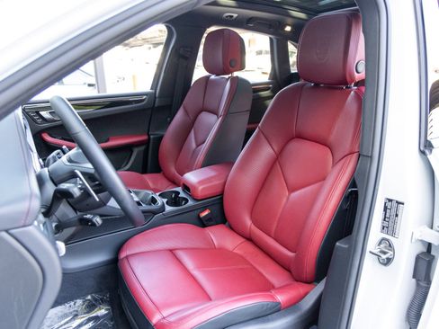 Certified 2025 Porsche Macan AWD/4WD image 5