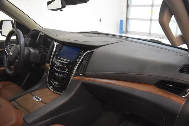 Used 2017 Cadillac Escalade ESV Premium Luxury AWD/4WD image 18