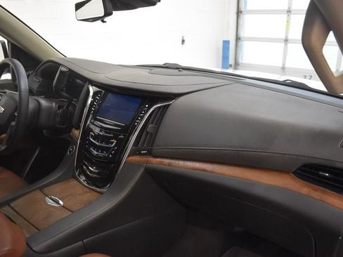 Used 2017 Cadillac Escalade ESV Premium Luxury AWD/4WD image 18