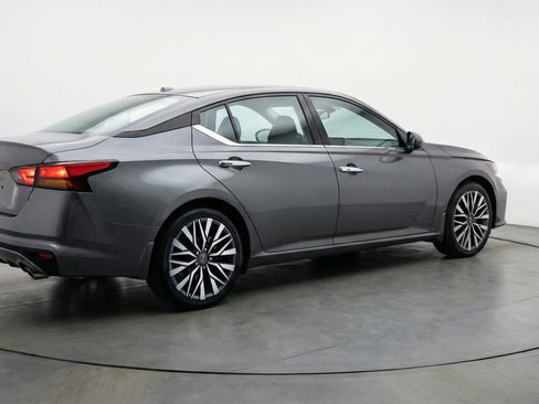 Used 2025 Nissan Altima 2.5 SV image 9