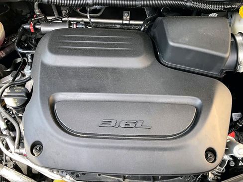 Used 2024 Chrysler Pacifica Touring-L FWD image 33