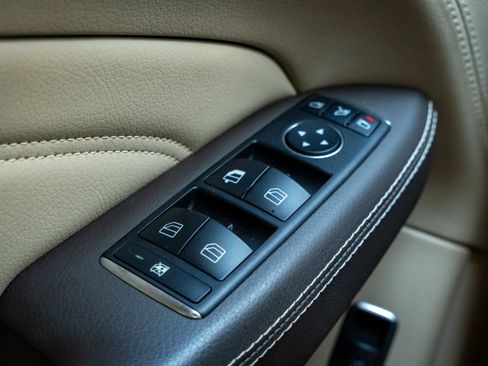 Used 2015 Mercedes-Benz ML 400 4MATIC w/ Lighting Package image 27