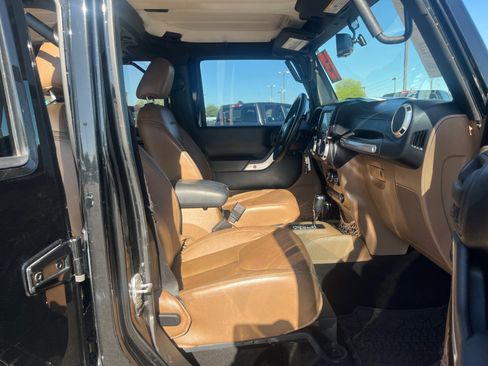 Used 2013 Jeep Wrangler Unlimited Rubicon w/ Dual Top Group AWD/4WD image 19