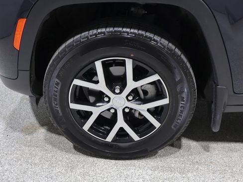 Certified 2023 Jeep Grand Cherokee Limited w/ Trailer Tow Prep Group (B) AWD/4WD image 9