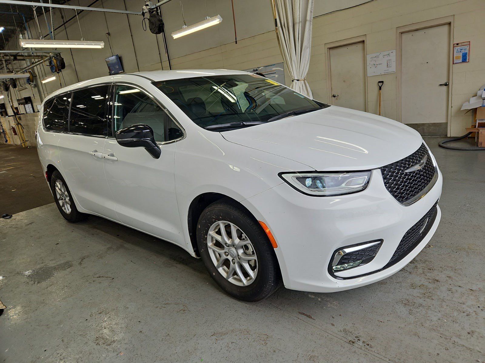 Used 2026 Chrysler Pacifica Select FWD image 2