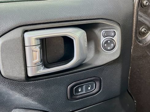 Used 2019 Jeep Wrangler Unlimited Sahara w/ Dual Top Group AWD/4WD image 9