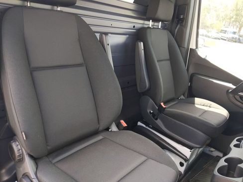 Used 2022 Mercedes-Benz Sprinter 2500 image 12