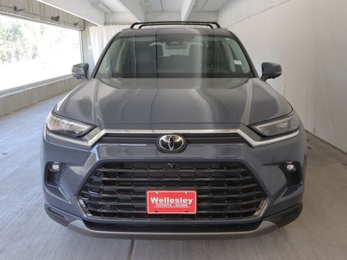 Used 2024 Toyota Grand Highlander AWD image 4