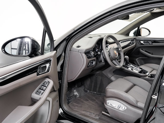 Certified 2026 Porsche Macan AWD/4WD image 7