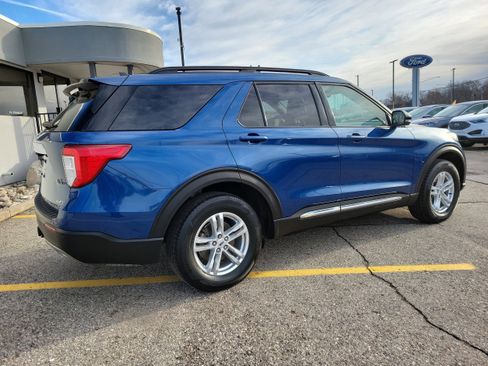 Used 2023 Ford Explorer XLT w/ Equipment Group 202A image 4