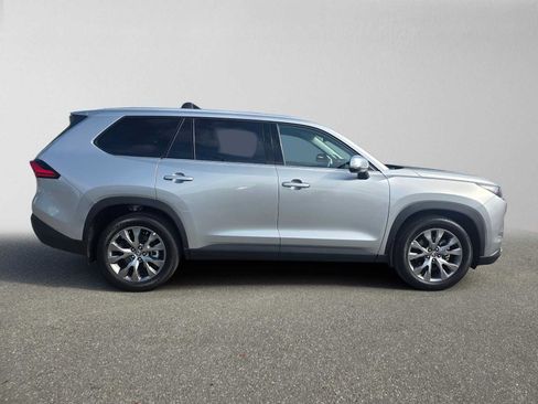 Used 2024 Toyota Grand Highlander FWD image 2