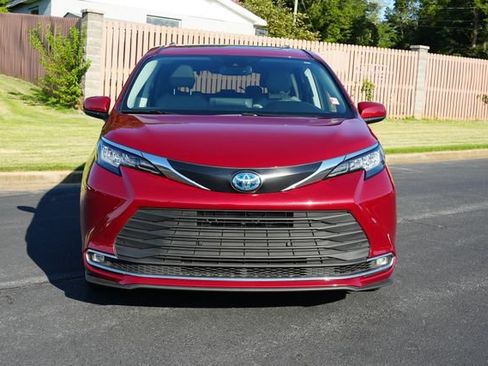 Used 2023 Toyota Sienna XLE FWD image 2