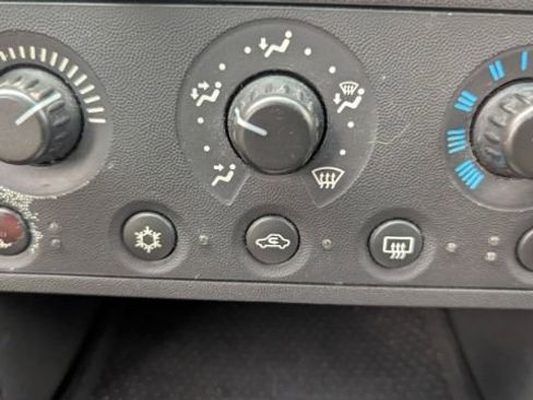 Used 2004 Pontiac Grand Prix GT2 w/ Leather Trim Pkg image 31