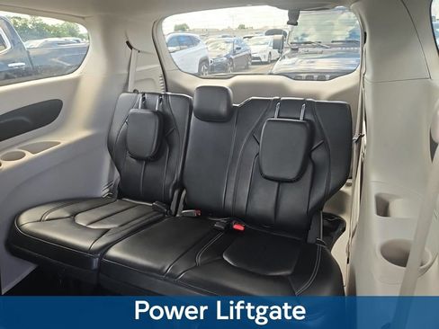 Used 2023 Chrysler Pacifica Touring-L FWD image 5