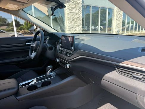 Used 2025 Nissan Altima 2.5 SV FWD image 13