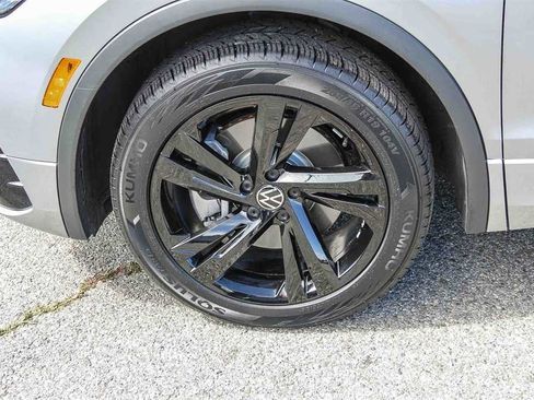 Used 2023 Volkswagen Tiguan SE R-Line image 9