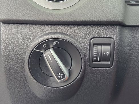 Used 2012 Volkswagen Tiguan LE FWD image 25