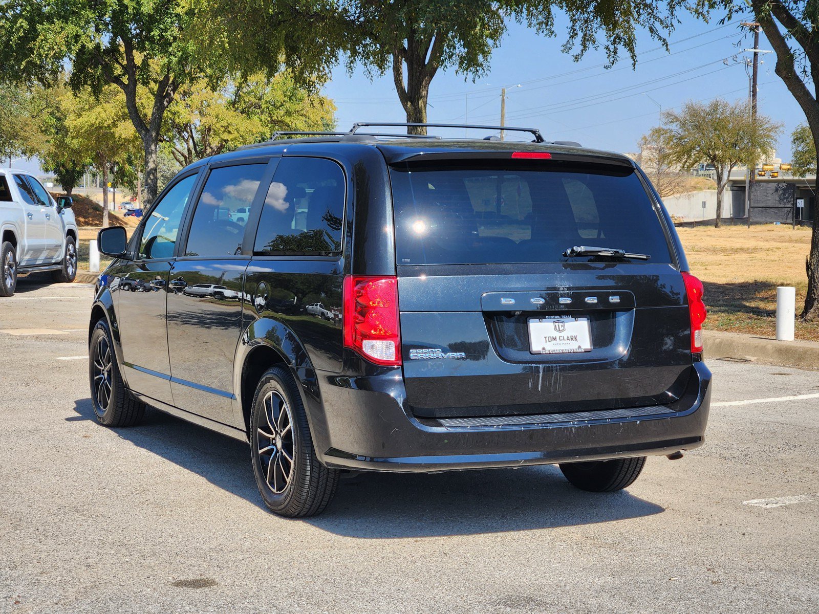 Used 2018 Dodge Grand Caravan SE FWD image 4