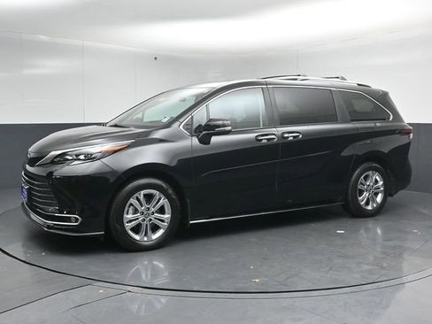 Used 2024 Toyota Sienna Platinum AWD/4WD image 4