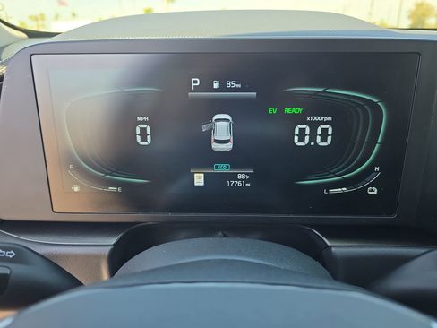 Used 2025 Kia Niro LX image 24