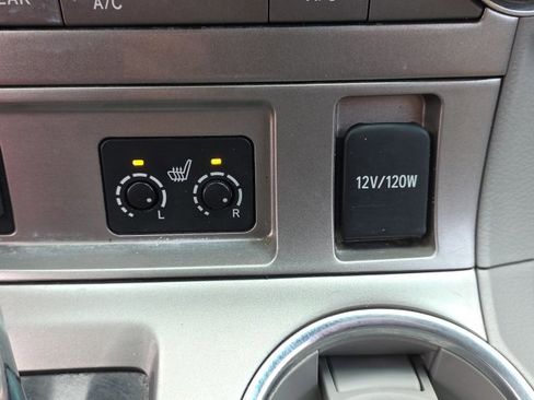 Used 2011 Toyota Highlander SE w/ Tow Pkg image 24