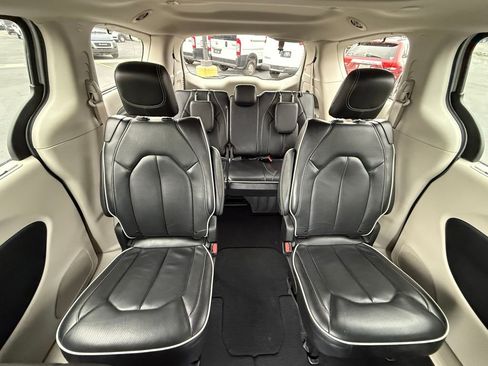 Used 2024 Chrysler Pacifica Limited image 14