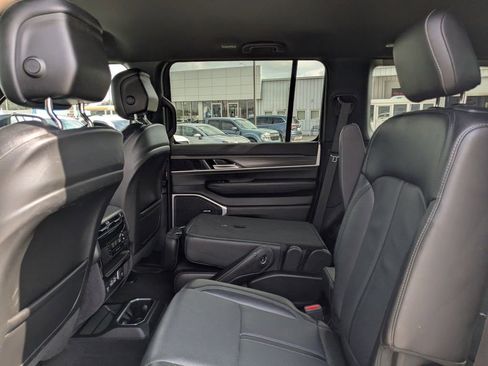 Used 2024 Jeep Wagoneer Series III image 13