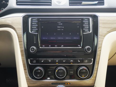 Used 2017 Volkswagen Passat 1.8T SE w/ SE Lighting Package image 26