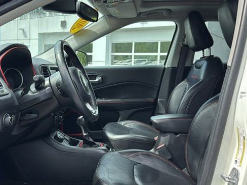 Used 2019 Jeep Compass Trailhawk w/ Leather Interior Group AWD/4WD image 9