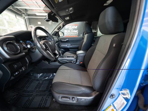 Used 2021 Toyota Tacoma TRD Sport AWD/4WD image 9
