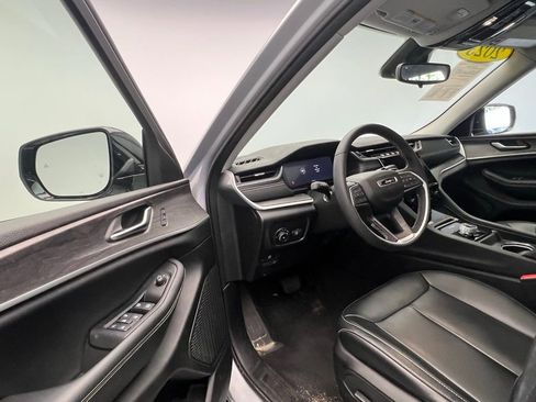 Used 2023 Jeep Grand Cherokee Limited image 22