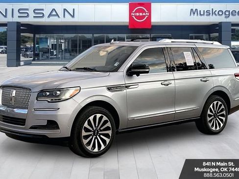 Used 2023 Lincoln Navigator Reserve AWD/4WD image 3