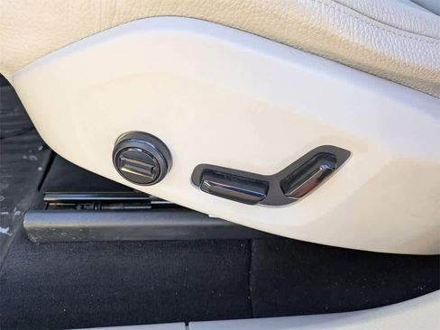 Used 2019 Volvo XC60 T6 Momentum w/ Multimedia Package image 16