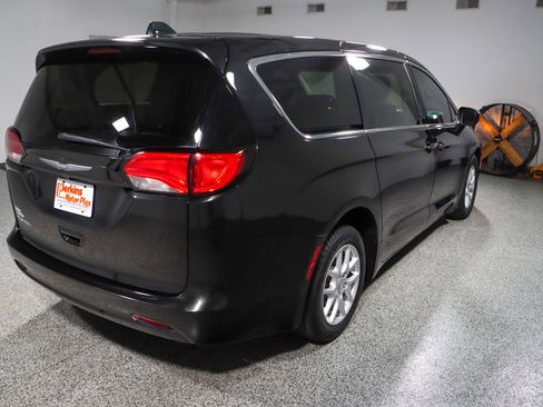Used 2017 Chrysler Pacifica LX image 7