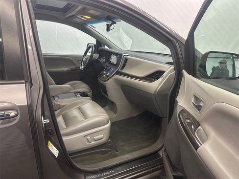 Used 2016 Toyota Sienna L image 14