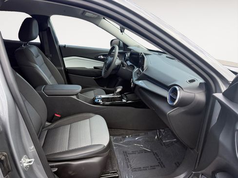 Used 2025 Chevrolet Trax LT FWD image 19