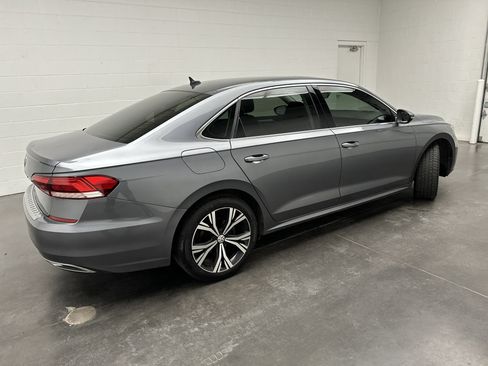 Used 2021 Volkswagen Passat 2.0T SE FWD image 9