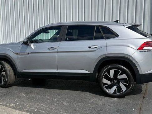 Used 2024 Volkswagen Atlas Cross Sport SE image 2