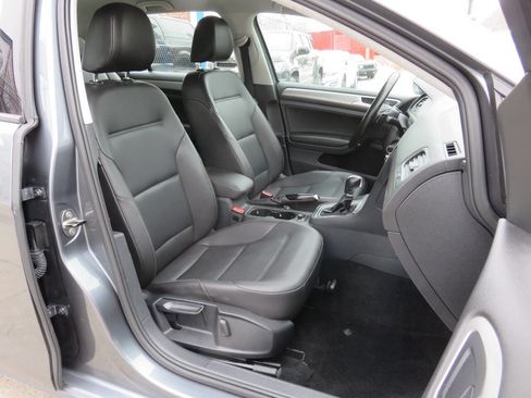 Used 2015 Volkswagen Golf S image 11