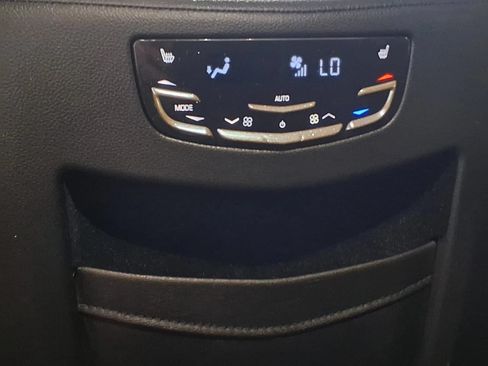 Used 2020 Cadillac Escalade Luxury w/ Escalade Sport Edition AWD/4WD image 18