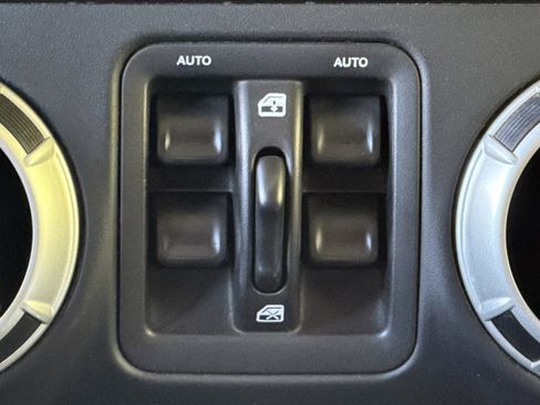 Used 2018 Jeep Wrangler Unlimited Sahara w/ Connectivity Group AWD/4WD image 14