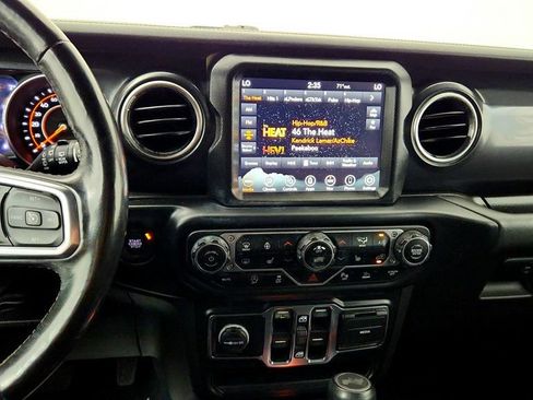 Used 2022 Jeep Wrangler Unlimited Sahara AWD/4WD image 16