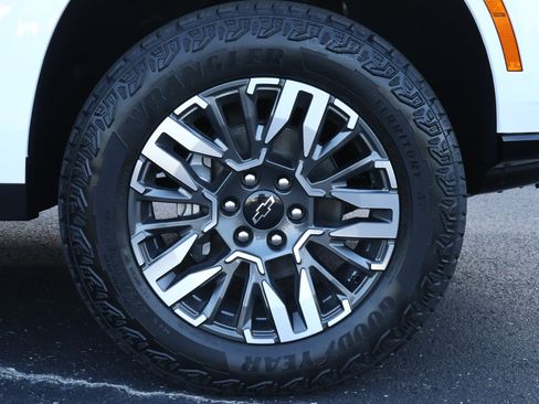 New 2026 Chevrolet Suburban Z71 w/ Z71 Off-Road Package AWD/4WD image 30