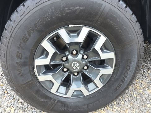 Certified 2019 Toyota Tacoma TRD Off-Road w/ Technology Package AWD/4WD image 10