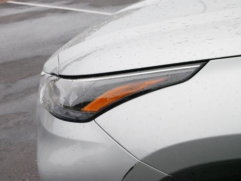 Certified 2024 Toyota Highlander XLE image 16