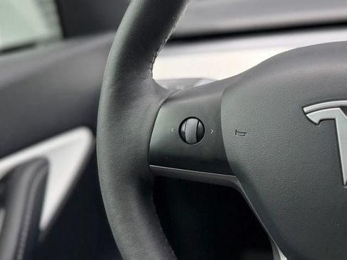 Used 2021 Tesla Model Y Long Range AWD/4WD image 21