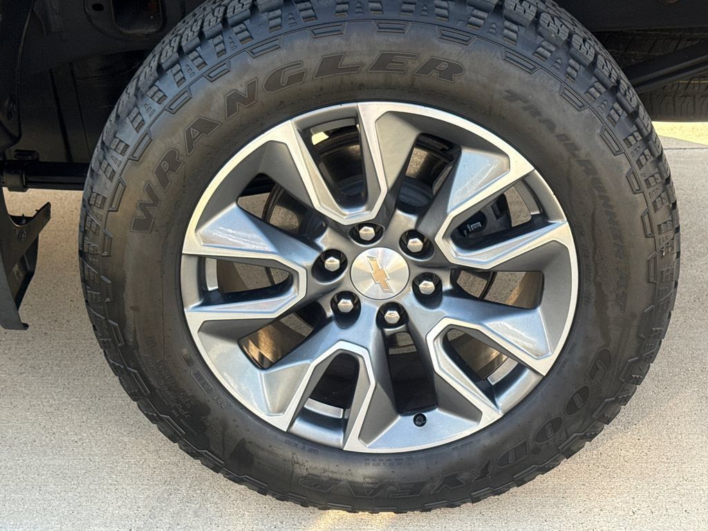 Used 2024 Chevrolet Silverado 1500 LT AWD/4WD image 7