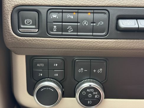 Used 2021 GMC Yukon Denali w/ Denali Premium Package AWD/4WD image 39