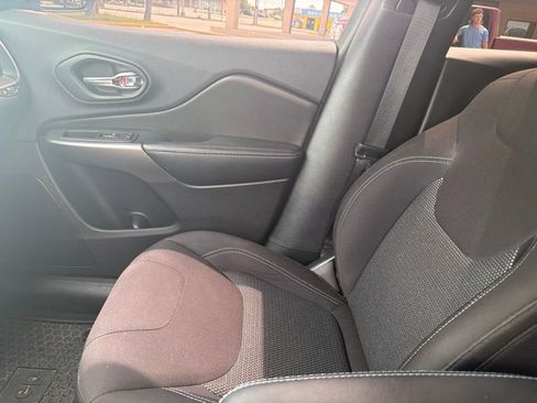 Used 2019 Jeep Cherokee Latitude w/ Popular Appearance Group FWD image 12